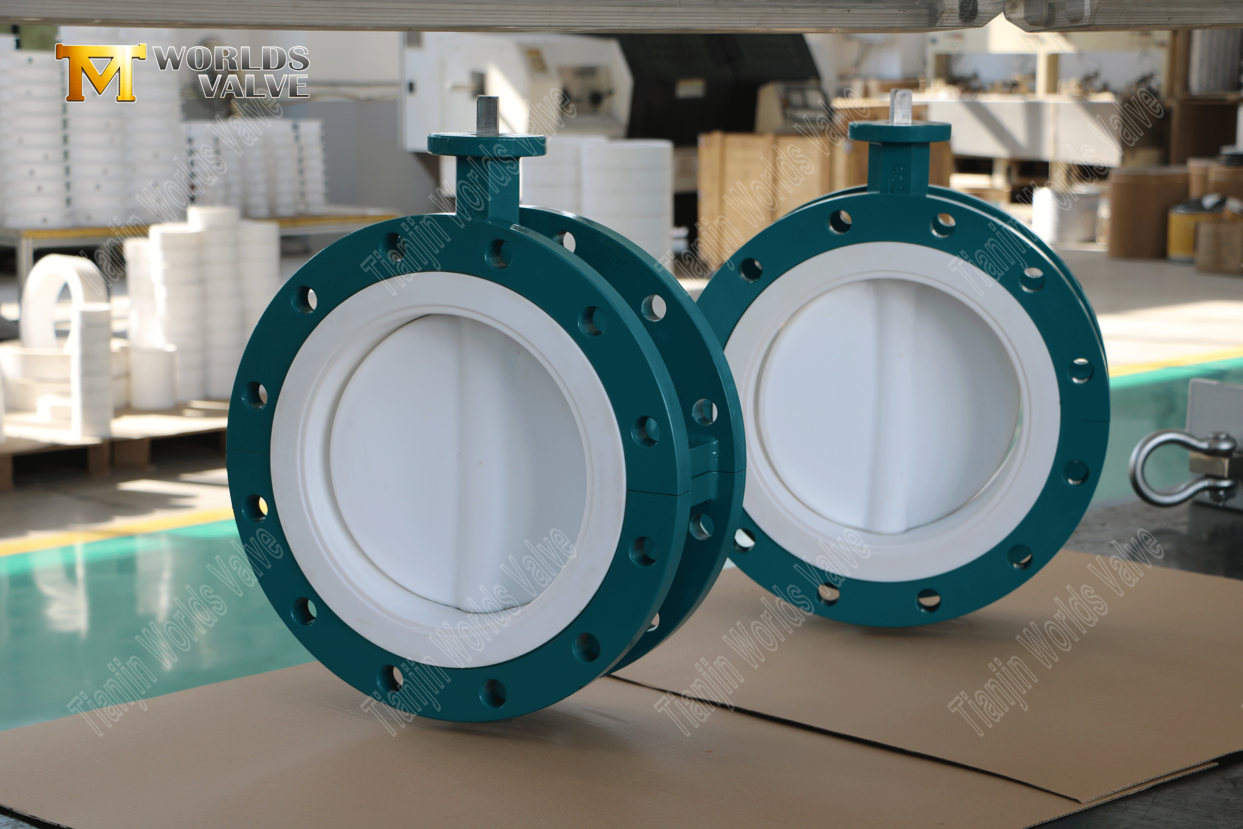 صمام فراشة PTFE ذو حواف مكون من قطعتين WCB يعمل بالجسم والعتاد-1 (2).png