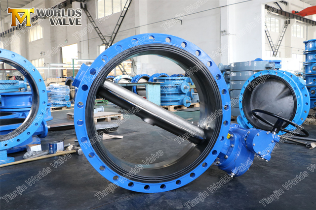 صمامات فراشة ذات حواف مزدوجة كبيرة الحجم للمياه مع مشغل علبة التروس